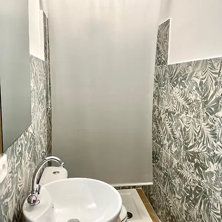 Homestay Stanza In Condiviso Double With Private Bathroom And Balcony In A Shared House