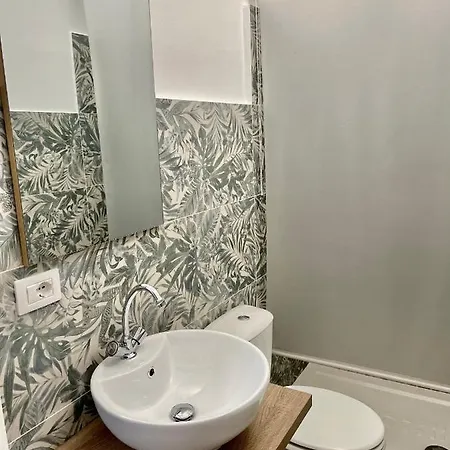 Homestay Stanza In Condiviso Double With Private Bathroom And Balcony In A Shared House *