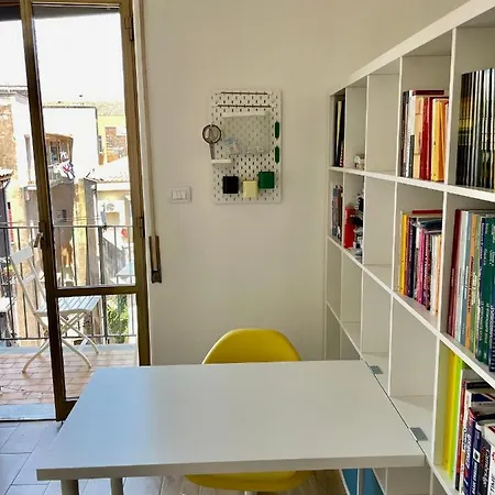 Homestay Stanza In Condiviso Double With Private Bathroom And Balcony In A Shared House